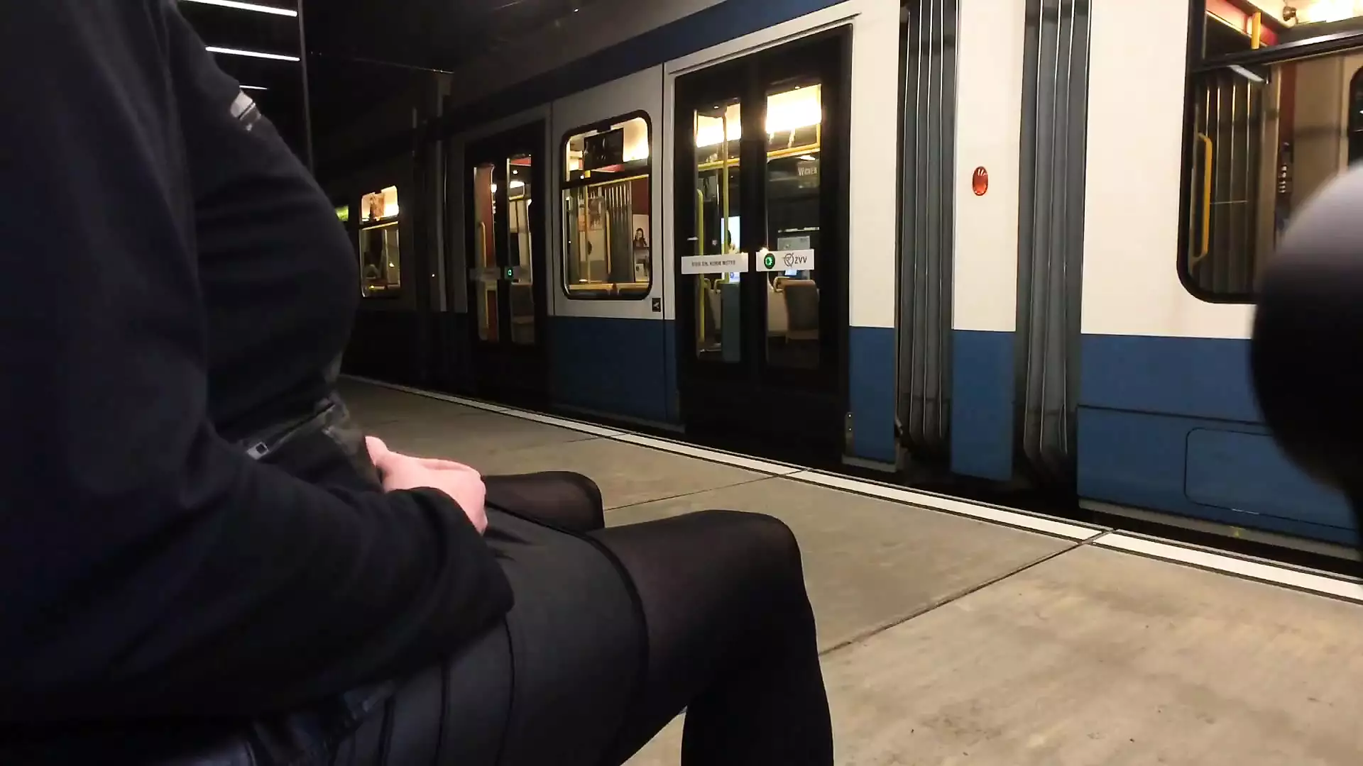 夜は路面電車の駅で披露した女装者 | xHamster