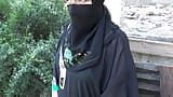 Soldato americano scopa moglie musulmana all'aperto snapshot 3
