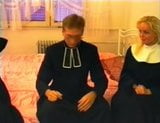 Duitse nonnen ..... 2 nonnen 1 priester snapshot 6