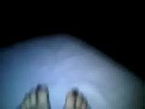 Füße auf schwarzem Lack des Betts snapshot 4