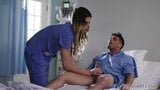 Sexo anal no hospital por um travesti e um cara hetero snapshot 7