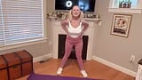 67-jarige, pornoster, roze legging, yoga snapshot 1