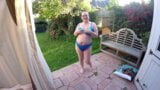 Vrouw pronken met bikini in de tuin snapshot 1