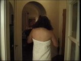 丰满的黑发女郎刚从淋浴间里出来，只穿着一条毛巾，被大鸡巴干 snapshot 1