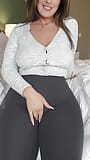 Geile milf lerares in een legging wil dat je hard klaarkomt voor haar Joi snapshot 1