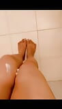 Si diverte con la crema e con il rasatura delle gambe snapshot 6