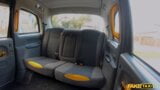 偽タクシー-カバンの中に残されたかわいい小柄なブロンド snapshot 3