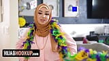 Muslimska Babe Violet Pärlor firar Mardi Gras med slarvig spermasprut på hennes vackra ansikte - Hijab -anslutning snapshot 11