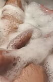 我的鸡巴在浴缸里，而我毛茸茸的身体，你想和我一起在浴缸毛茸茸的鸡巴里洗澡吗 snapshot 1
