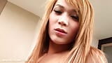 Flaca rubia ladyboy en pantalones cortos de jean masturbándose snapshot 7