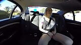 Harige kut blondine spuit overal over gelukkige Uber-chauffeur met sexy accent snapshot 5