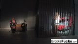 Guarda Brooke Banner essere sia il poliziotto che il detenuto snapshot 2