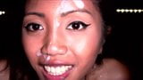 Asiatische Ehefrau gibt einem anderen Mann beim Sexcinema Blowjob snapshot 9