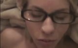 Blondine mit Brille nimmt eine Ladung snapshot 7