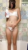 O fată sexy slabă își toarnă lapte pe ea snapshot 1