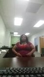 職場で黒人女性がマスターベーション snapshot 1
