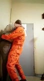 Un prisonnier africain baise un gardien de prison snapshot 2