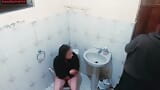 देखो मेरे बार में क्या हुआ, महिला बाथरूम गई और आदमी ने पीछा किया! snapshot 3