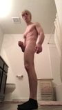 Blonde twink trekt striptease af snapshot 8