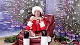 Sofie Marie носит костюм Санта-Клауса и трахает эльфа с большой елдой snapshot 1