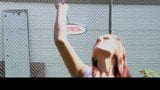 Oldman John scopa la ragazza che gioca a tennis snapshot 1