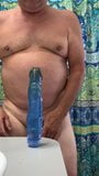 Schlampiges Dildo-Lutschen mit Spucke snapshot 1