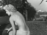Margie Harrison samen met vrienden in een naakte autowasstraat. snapshot 3