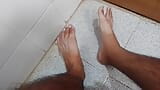 Voltando para casa de um longo dia no trabalho para tirar meus sapatos e descansar snapshot 8