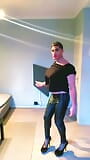 Blootgestelde tranny bimbo roken snapshot 2