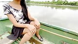 Une fille desi sexy se masturbe sur un bateau public snapshot 4