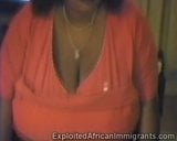 Grote dikke Afrikaanse vrouw toont enorme tieten in hete striptease snapshot 4