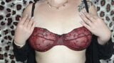 Aprieto mis tetas en mi ropa interior roja con música para mis seguidores snapshot 4