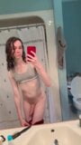 Une jeune trans sexy dans la salle de bain snapshot 1