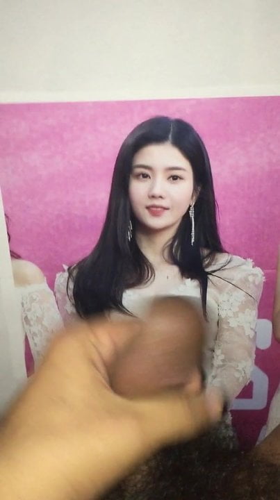 Izone Kwon Eunbi Cum Tribute Cun on her cleavage big tits