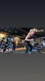 Natalie Alyn Lind podczas ćwiczeń na siłowni snapshot 1