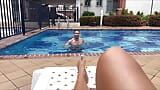 Petite girl seduz seu vizinho na piscina e depois fode ele antes que seu corno chegue em casa! Naty Delgado e Brian Evansx snapshot 3