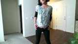 Cougar travesti tira sua calça jeans skinny snapshot 3