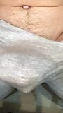 Klaarkomen in een legging! Ik masturbeer mijn lul en het sperma sijpelt door een grijze legging! close-up snapshot 9