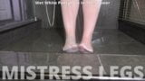 Mouiller les pieds en collants blancs sous la douche snapshot 1