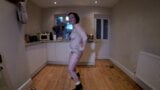 Vrouw in matroos kostuum doet striptease snapshot 11