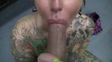 Milf bionda dai capelli corti con piercing e tette enormi snapshot 4