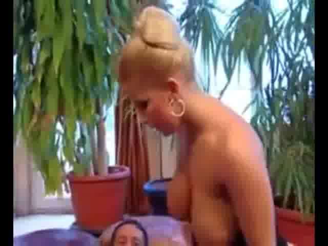 Cette MILF à gros nichons aime la sodomie