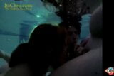 濡れた淫乱女のクレオとアニー・ナイトが水中でチンポをしゃぶる！ snapshot 10