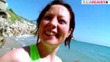 햇살 아래 해변에서 미녀 밀프와 하드 애널 snapshot 2