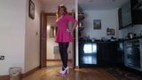 Sissy rachel mincing dalam gaun skater pink snapshot 2