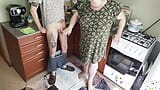 μια χοντρή γυναίκα τινάζει τον πούτσο μου στην κουζίνα και χύνω δυνατά snapshot 3