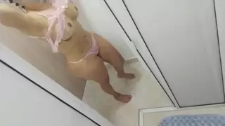 Aku memasang kamera tersembunyi di ibu tiriku di kamar mandi ...