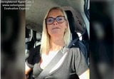 Milf toont haar tieten tijdens het rijden snapshot 1