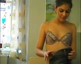 Ik ben Zuzana, een brunette camgirl met een geschoren poesje snapshot 4