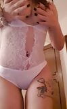 Ragazza in lingerie bianca stuzzica con le sue tette e la sua figa snapshot 3